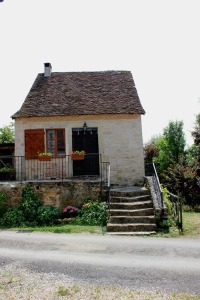 emilies-17th-century-tiny-stone-cottage-in-france-001